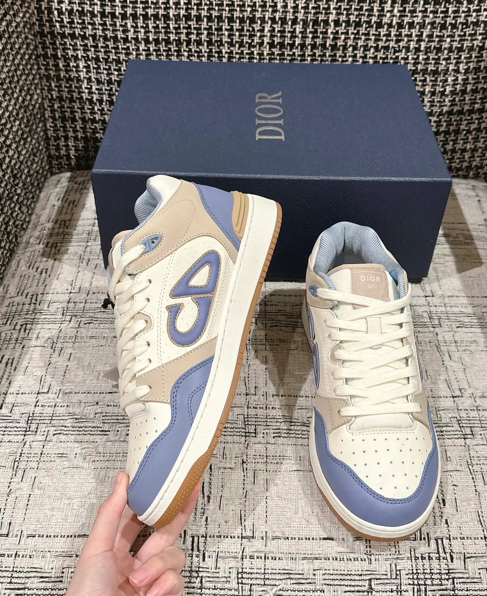 👟👟Ex-factory price 680👟👟. Dior 2024 model B57 popular casual shoe mid-top version, couple model, original explosion-proof one-to-one perfect reproduction, craftsmanship details in place, original customized materials, awesome, latest element combination, fashionable and casual personality, versatile Fabric: original fabric cowhide, mesh, electric embroidery plus 3D printing Inner: imported breathable mesh feet: original molding pad outsole: original one-to-one mold opening T👟👟Ex-factory price U Size: women’s size 35-40~men’s size 39-45